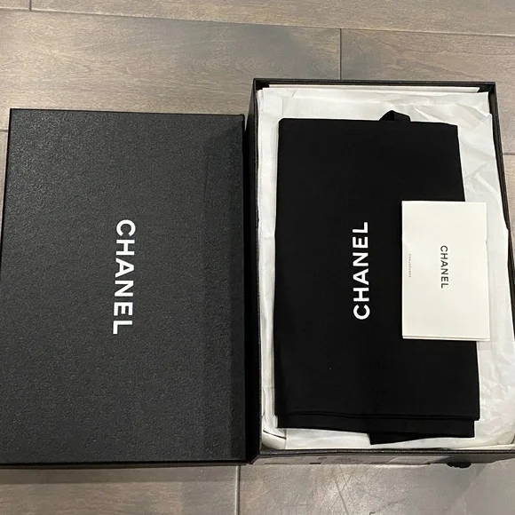 CHANEL Tweed and Patent Calfskin Mary Janes, White/Black - Retail $1350, NIB - Picture 5 of 10